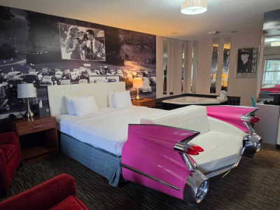 A jsme v Springfieldu v Missouri! 🎉🛣️

V hotelu Best Western Route 66 nás ubytovali v legendárním pokoji č. 409 – pokoji samotného Elvise Presleyho! 🎸👑

#Route66 #Springfield #Missouri #Elvis #BestWestern #RoadTripUSA
