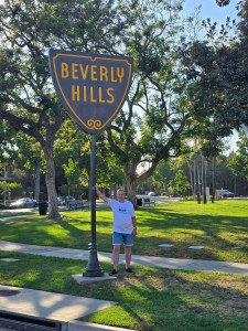 Facebook mi dál servíruje perly z archivu! 🌴 Slavná cedule Beverly Hills ve dvou různých stoletích. První fotka je z našeho loňského amerického tripu a ta druhá? Píše se rok 1993. Tehdy jsem byl v L.A. úplně poprvé, a to rovnou pracovně s Českou televizí a Martinem Hrdinkou natáčet televizní hitparádu. 🎬 Neuvěřitelné vzpomínky na dobu, kdy jsme dováželi ty největší hudební novinky domů. Kdo si ještě tehdejší hitparády pamatuje? 📺🎶
#BeverlyHills #TehdyATed #90s #CasLeti #Videodiskoteka #mirekrais